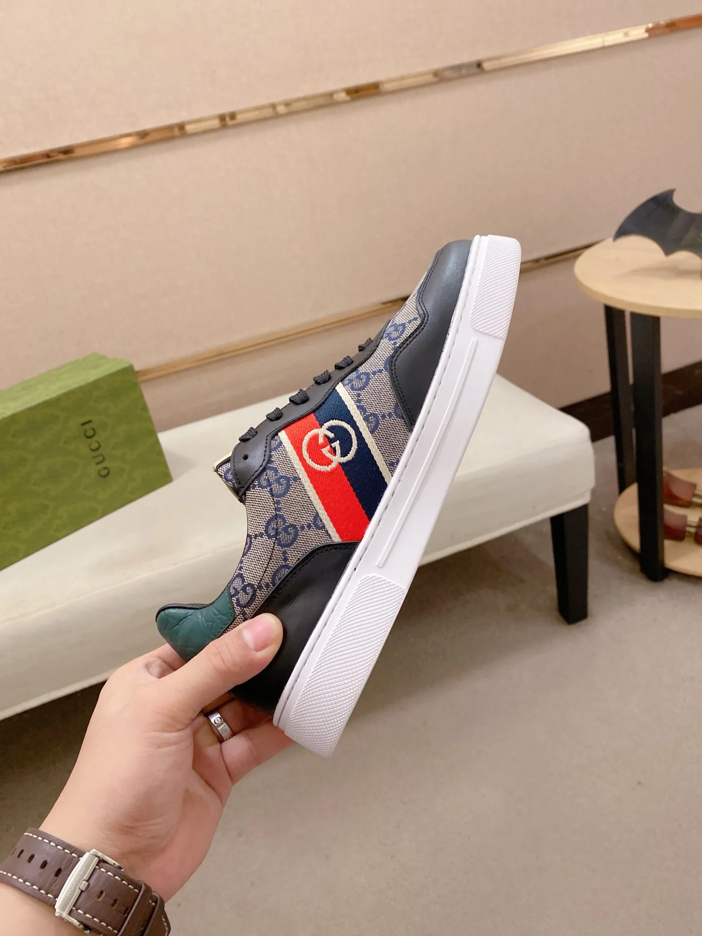 Factory price: 400💰 (GUCCI) The latest model from the official website 🎁🎁Casual and fashionable men's shoes👟, hot style💥The version is simple and elegant, exclusive for trendy men. Unique latest brand elements from the official website👑Original decoration, fashionable and generous, the fabric is original cowhide ✅Sheepskin lining, the official website specifies wear-resistant casual outsole, the classic model is taken in kind at the counter🎬38-44 (45 is not returned or exchanged when customized)